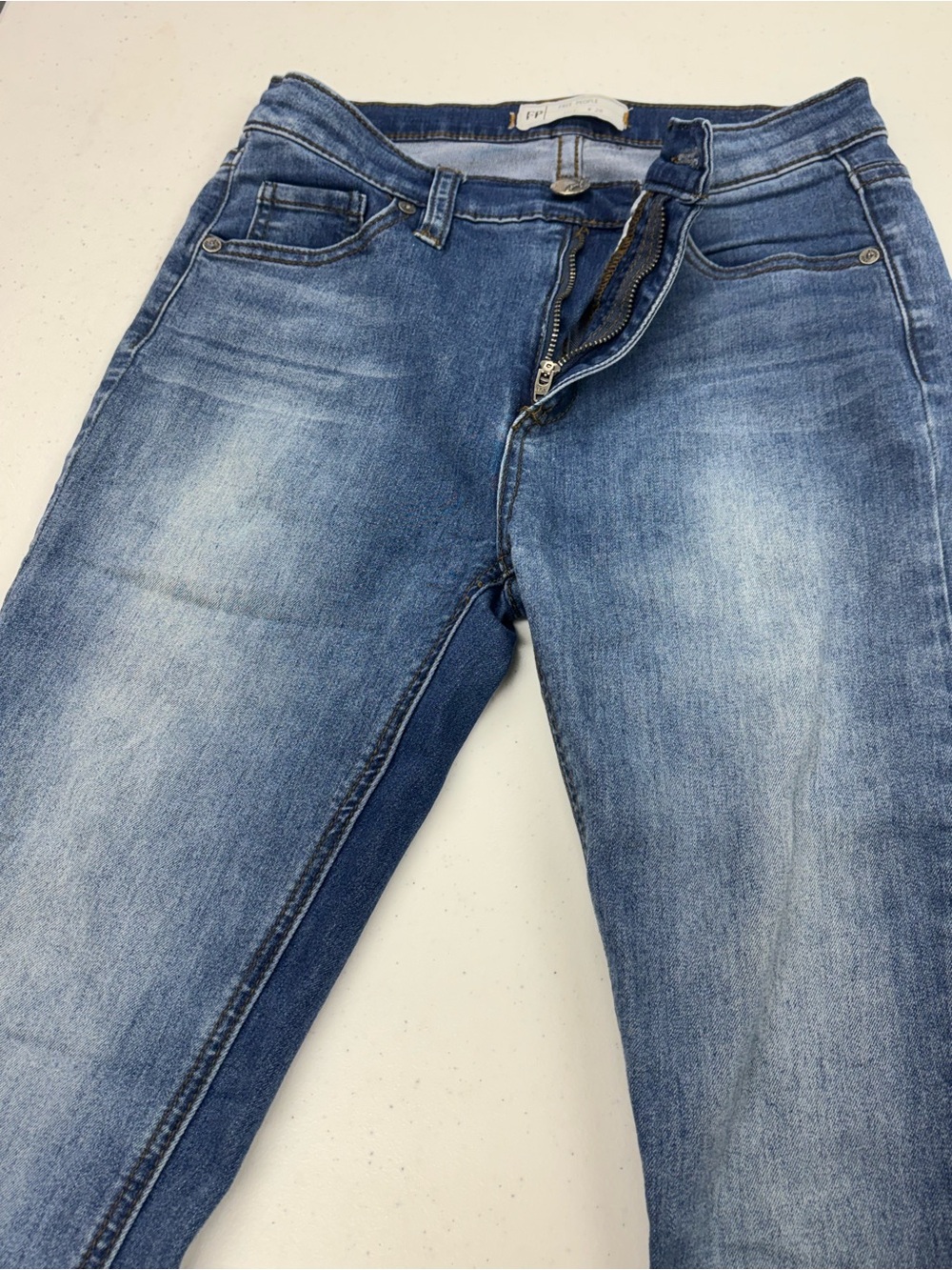 FREE PEOPLE SLIM CUT SKINNY DENIM JEANS WOMEN W 26  BLUE FADED  ZIPPER FRONT